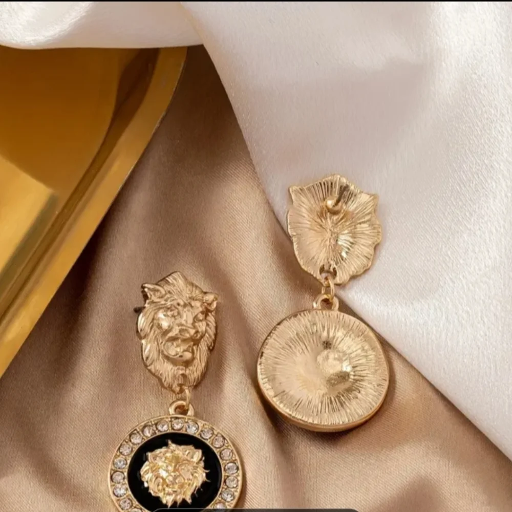 Elegant Gold Lion Head Earrings NIP
